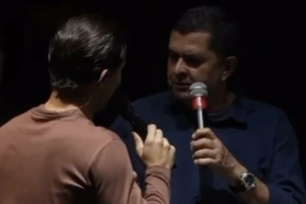 Vídeo: com sinais de embriaguez, deputado do PSD interrompe show de Tayrone no interior da Bahia