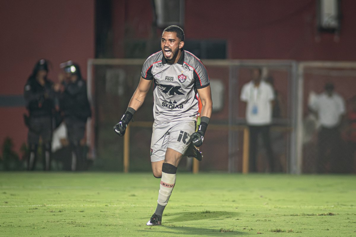 Lucas Arcanjo volta após lesão, decide nos pênaltis e vira trunfo do Vitória para a final do Baiano