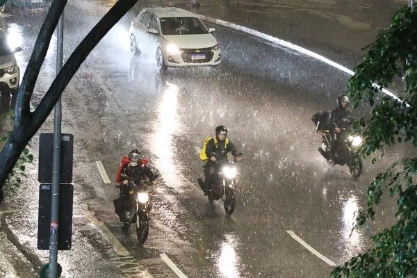 [Alerta de grande perigo para chuvas intensas é renovado na Bahia]