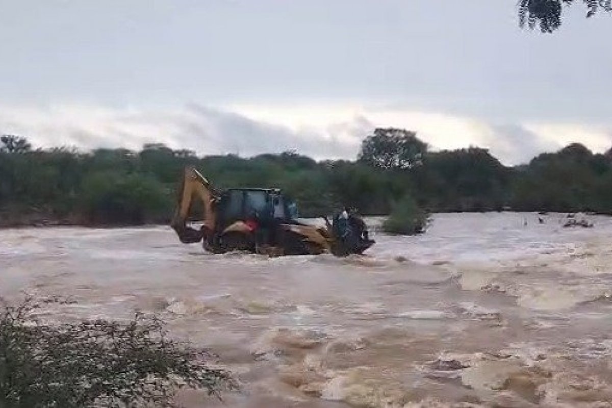 Vídeo: Após chuvas intensas, mulher usa retroescavadeira para atravessar rio e fazer hemodiálise na Bahia
