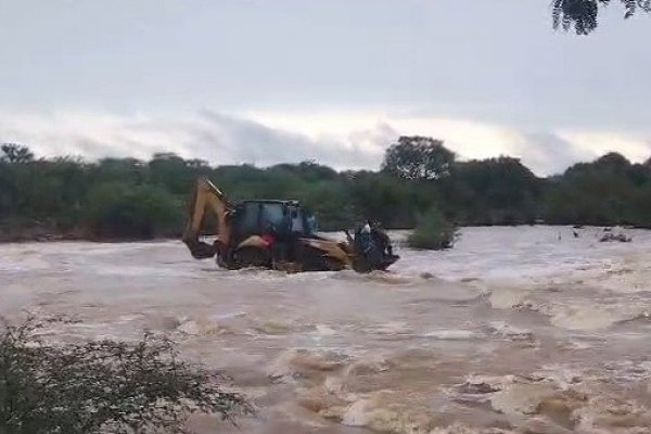 [Vídeo: Após chuvas intensas, mulher usa retroescavadeira para atravessar rio e fazer hemodiálise na Bahia]