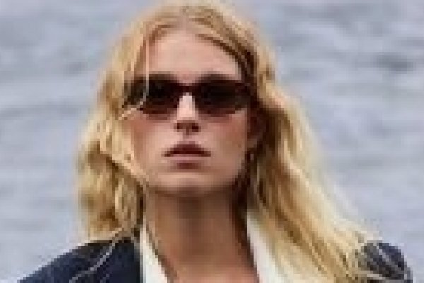 [Ideias de looks inspirados na década de 1990 para você apostar! ]