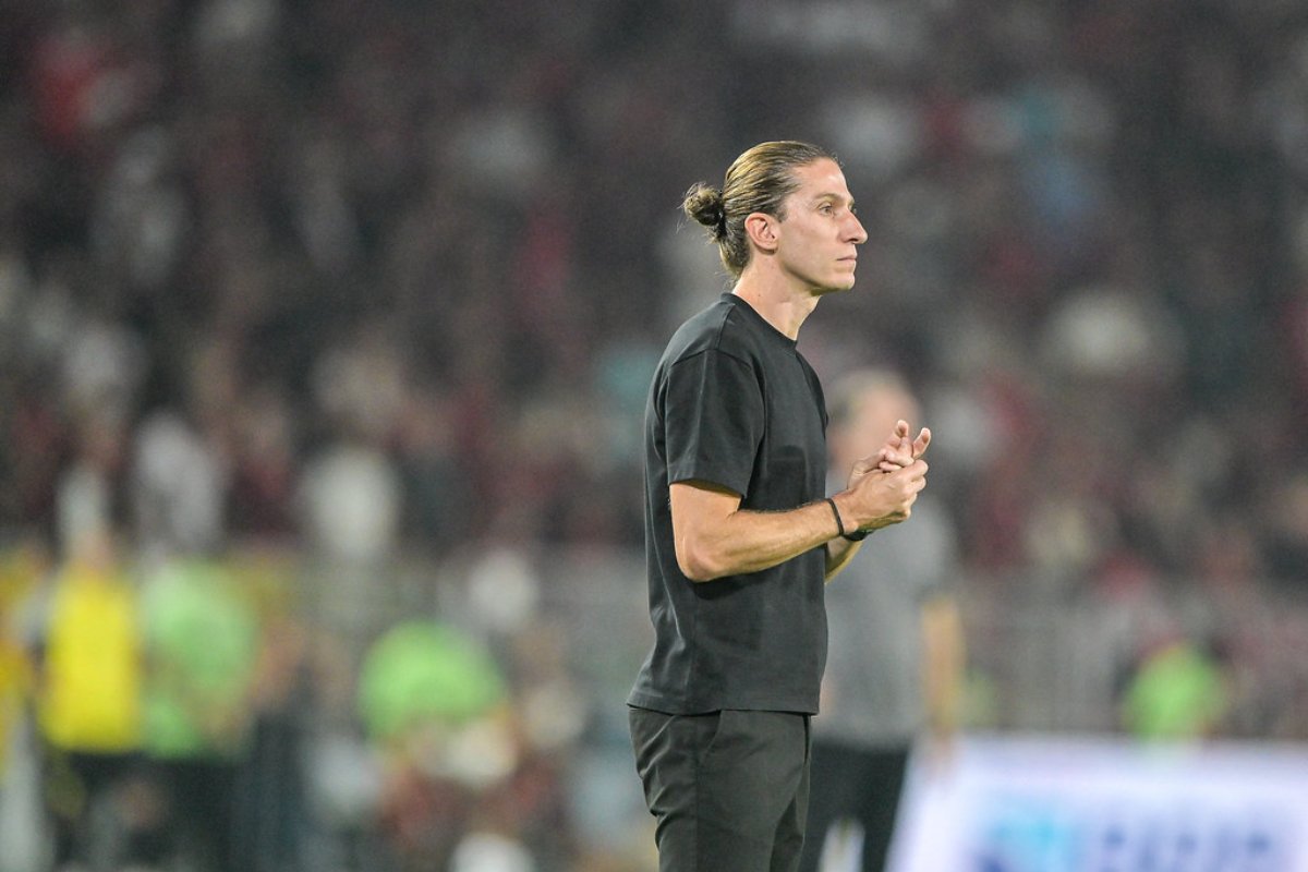 Filipe Luís é demitido do Flamengo após classificação à final do Carioca