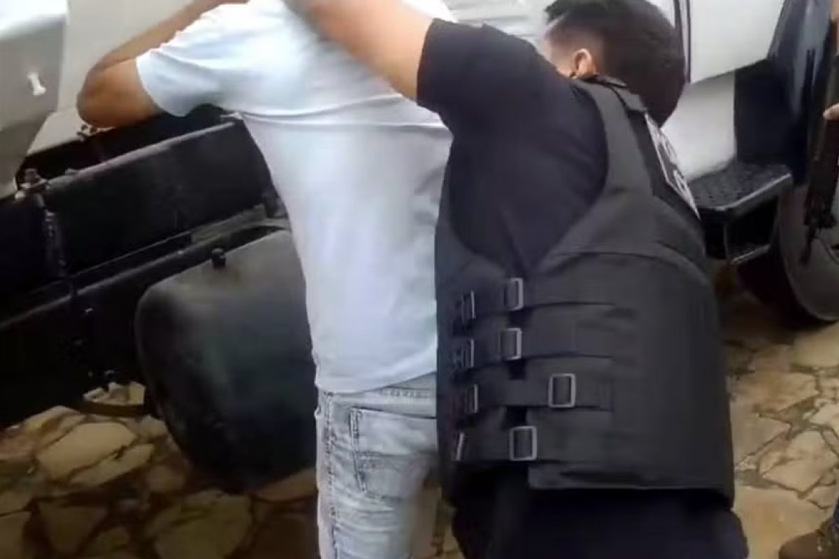 Professor é preso suspeito de praticar crimes sexuais contra alunas adolescentes na Bahia 