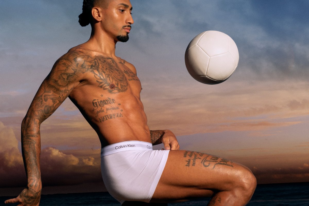 Calvin Klein escala o jogador de futebol Raphinha para nova campanha de underwear! 