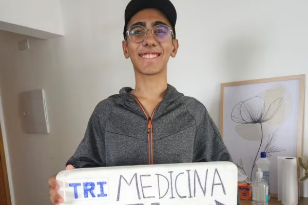 [Adolescente com doença rara faz Enem dentro de hospital e é aprovado em três universidades ]