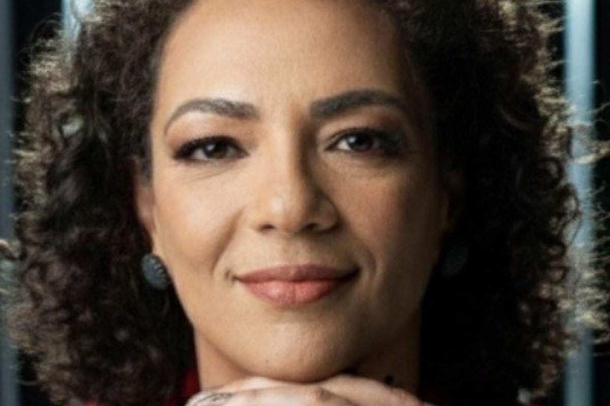 Em homenagem ao Mês da Mulher, a médica do trabalho baiana, Ana Paula Teixeira, lança o guia “Quando Ela Fala, Todo Mundo Ouve”!