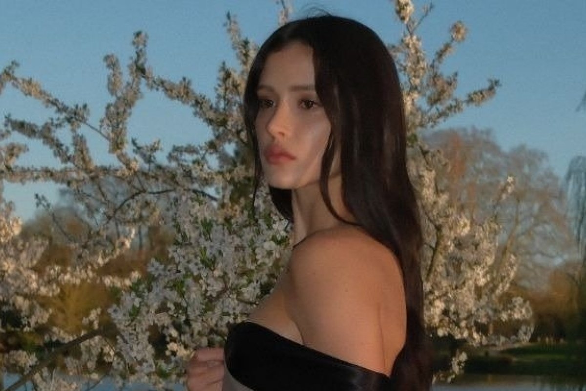 Brasileira Livia Nunes marca presença no desfile da  Dior na Paris Fashion Week!   