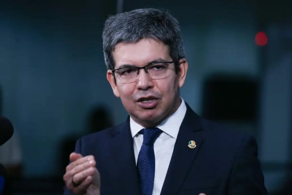 [Randolfe Rodrigues defende quebra de sigilos e diz que decisão de Alcolumbre encerra impasse na CPMI do INSS]