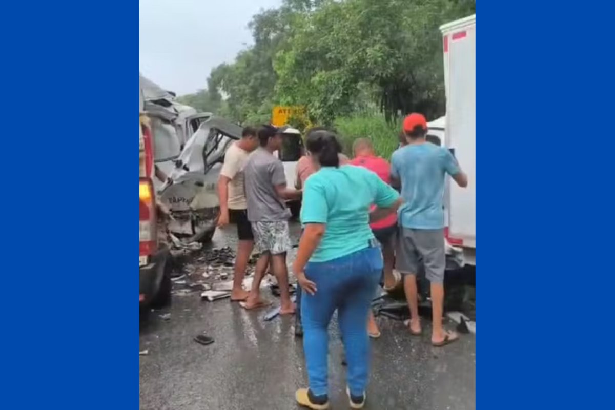 Três ficam feridos após acidente entre ambulância e caminhão no sul da Bahia