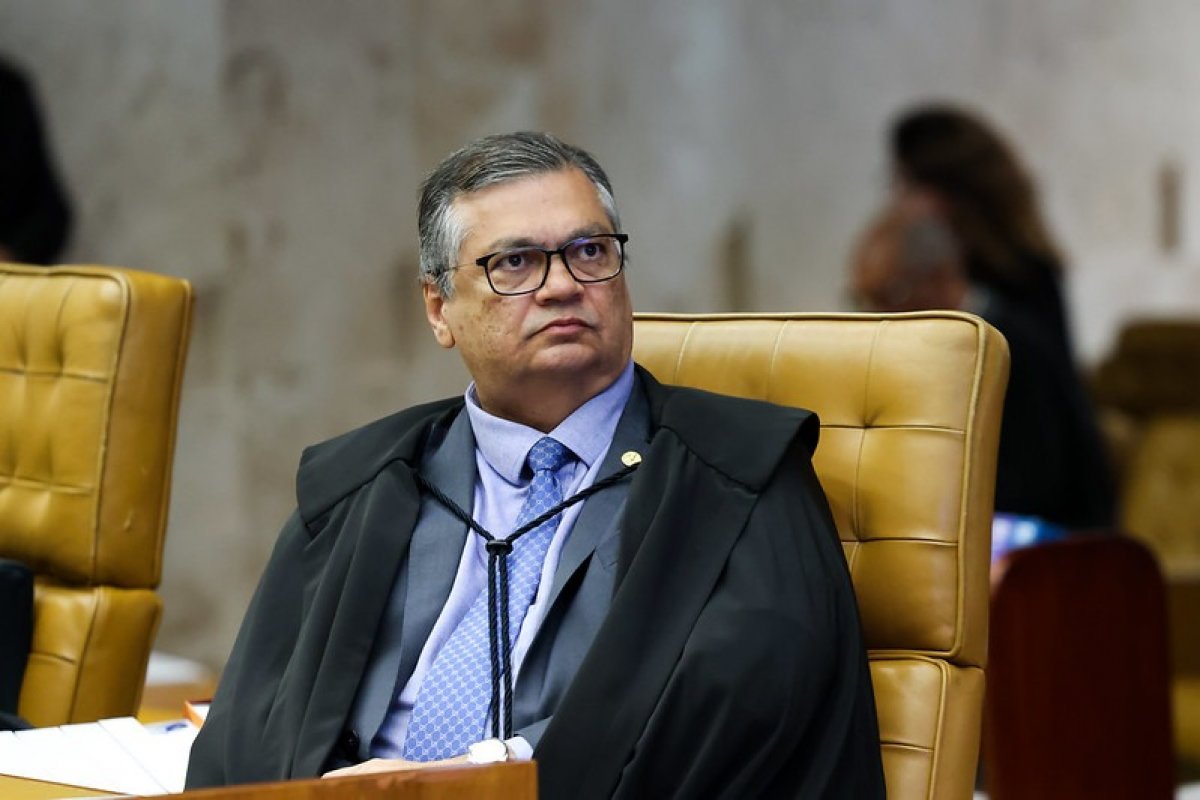 Flávio Dino suspende quebra de sigilo de Lulinha na CPMI do INSS