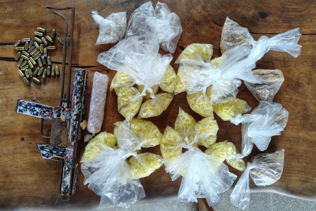 Suspeito é preso pela PM com arma e drogas em bairro de Salvador 