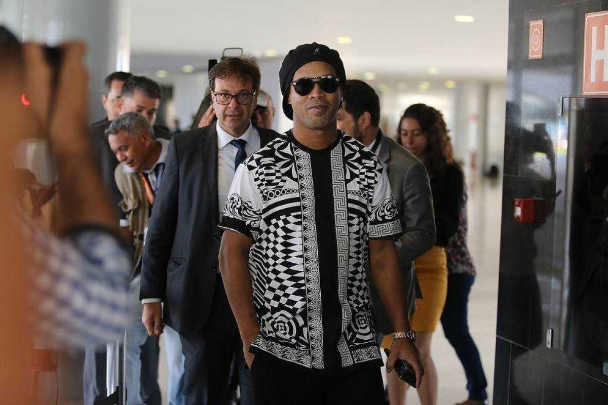 Polícia do Paraguai prende Ronaldinho Gaúcho