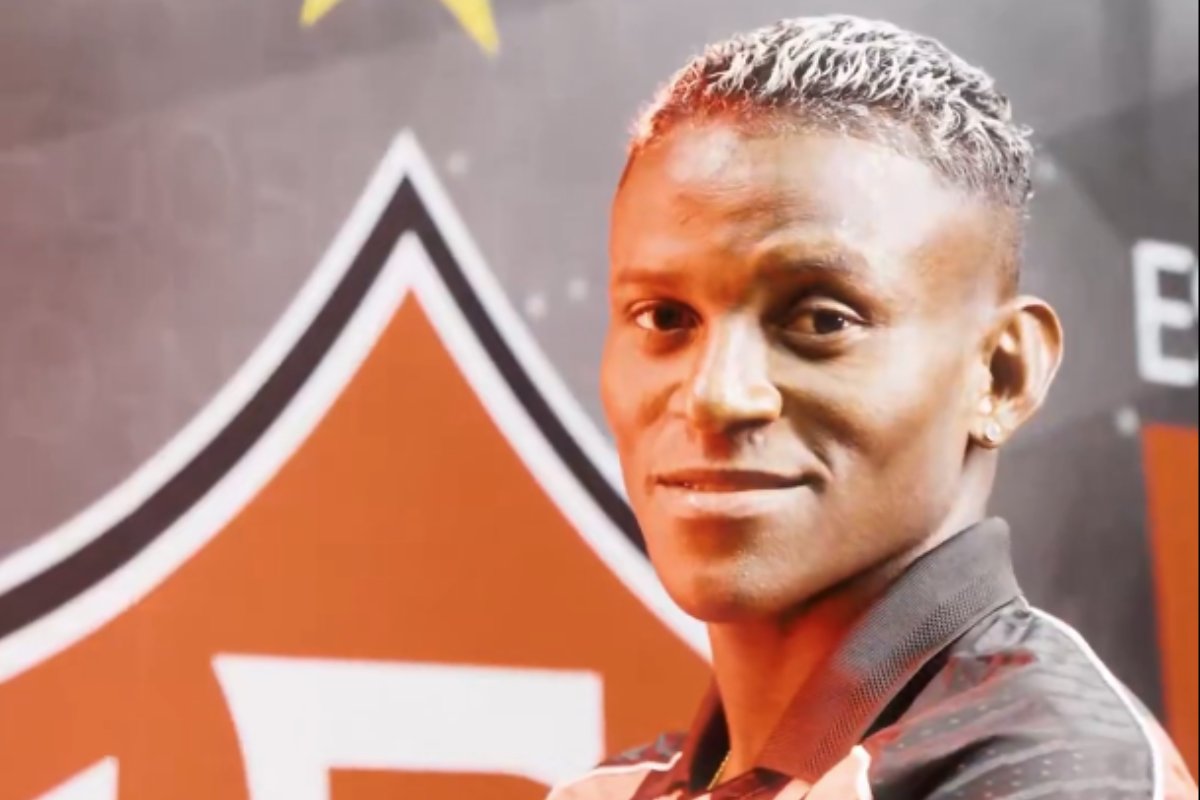 Vitória anuncia contratação do atacante Anderson Pato