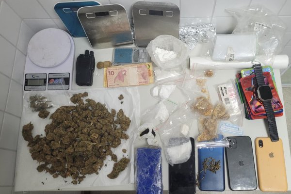 [Homem acusado de homicídio é preso com drogas pela PM em Camaçari ]