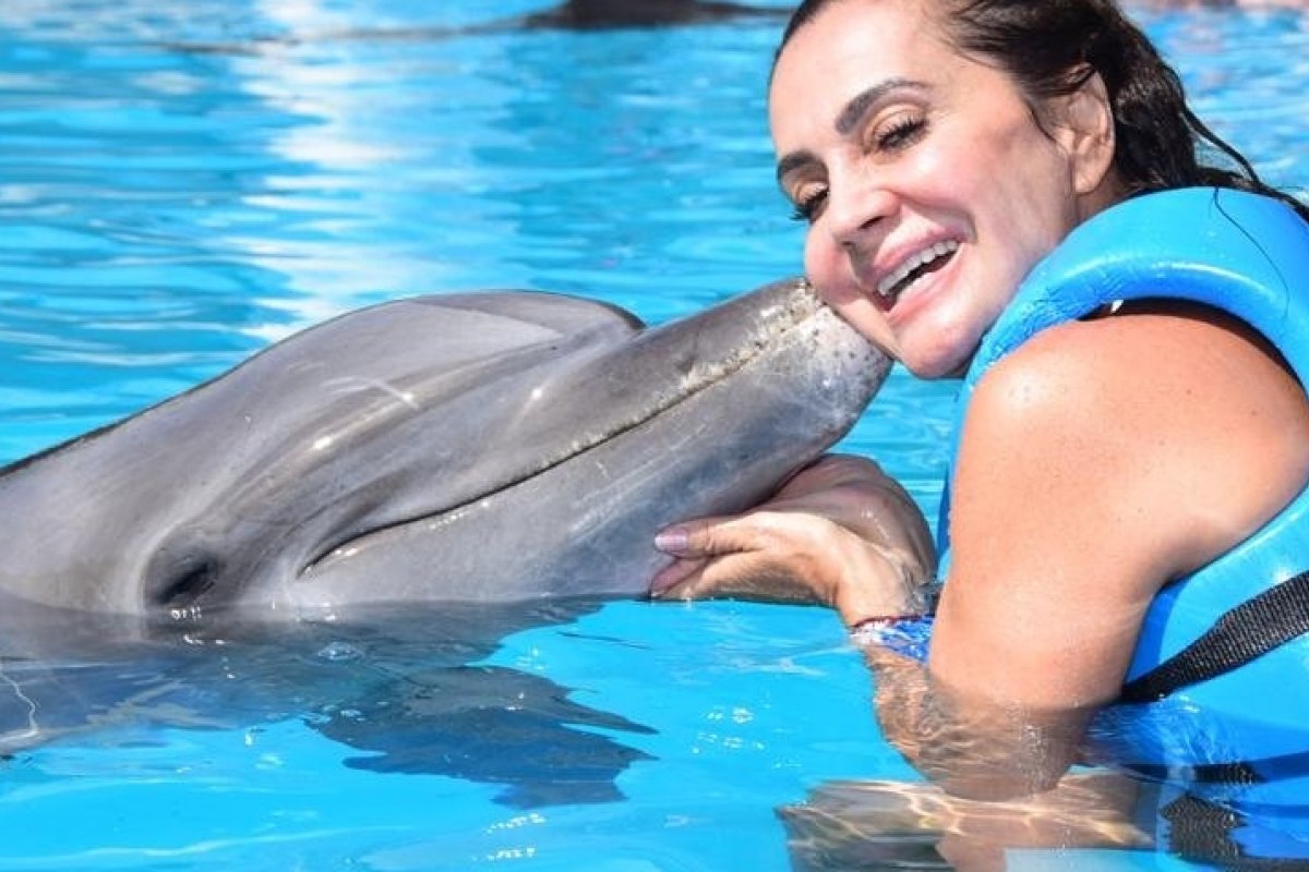 Claudia Métne se diverte com os golfinhos em Cancún