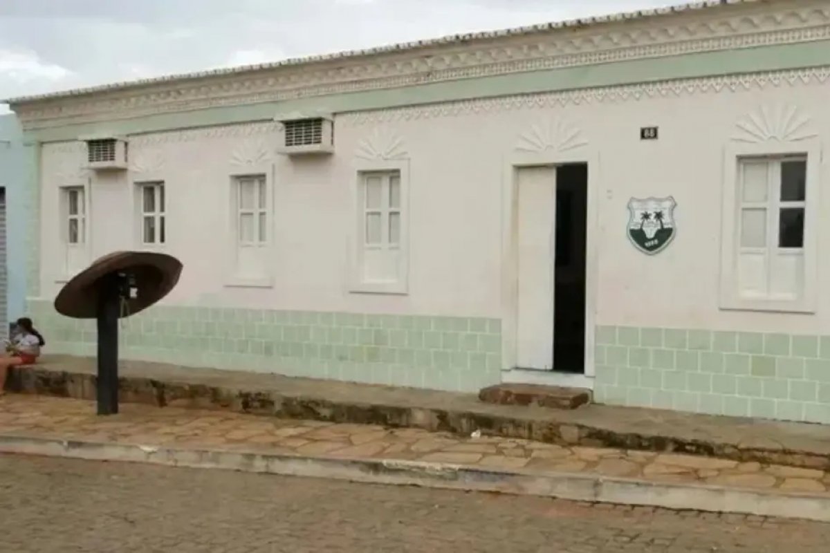 TCM-BA suspende licitação de quase R$ 800 mil para kits escolares por restrição à competitividade em Lagoa Real