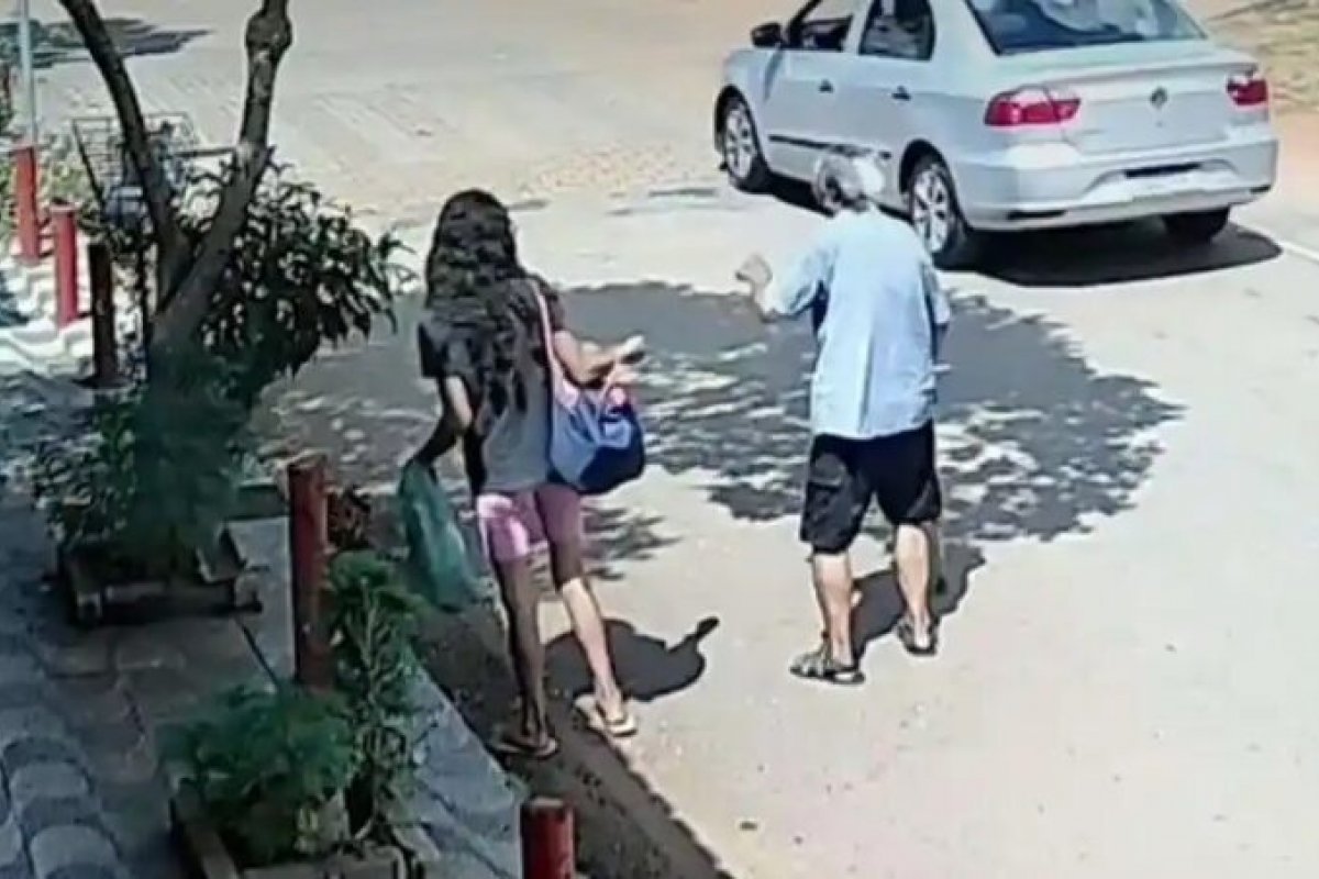 Vídeo: mulher é presa após oferecer ajuda a idoso de 92 anos e roubá-lo em seguida