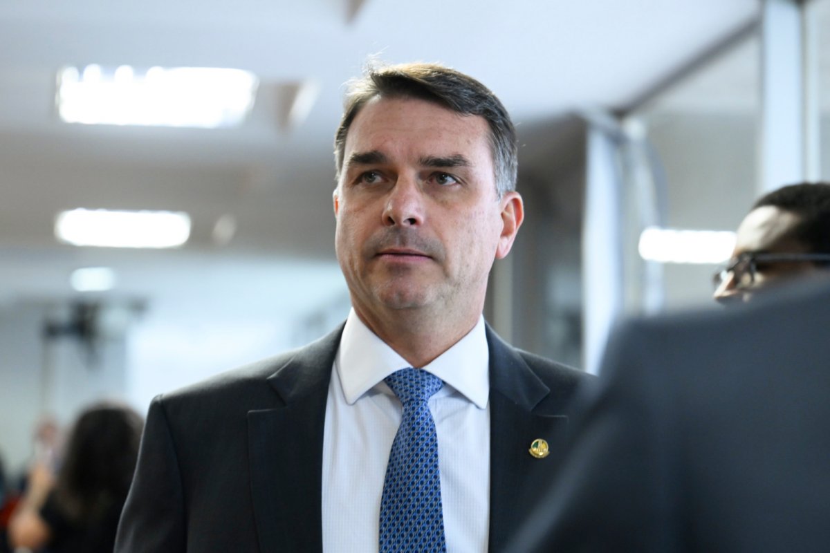 Flávio Bolsonaro passa por cirurgias em Brasília