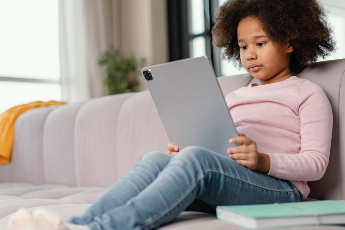 Uso precoce de telas compromete etapas essenciais do desenvolvimento infantil! 