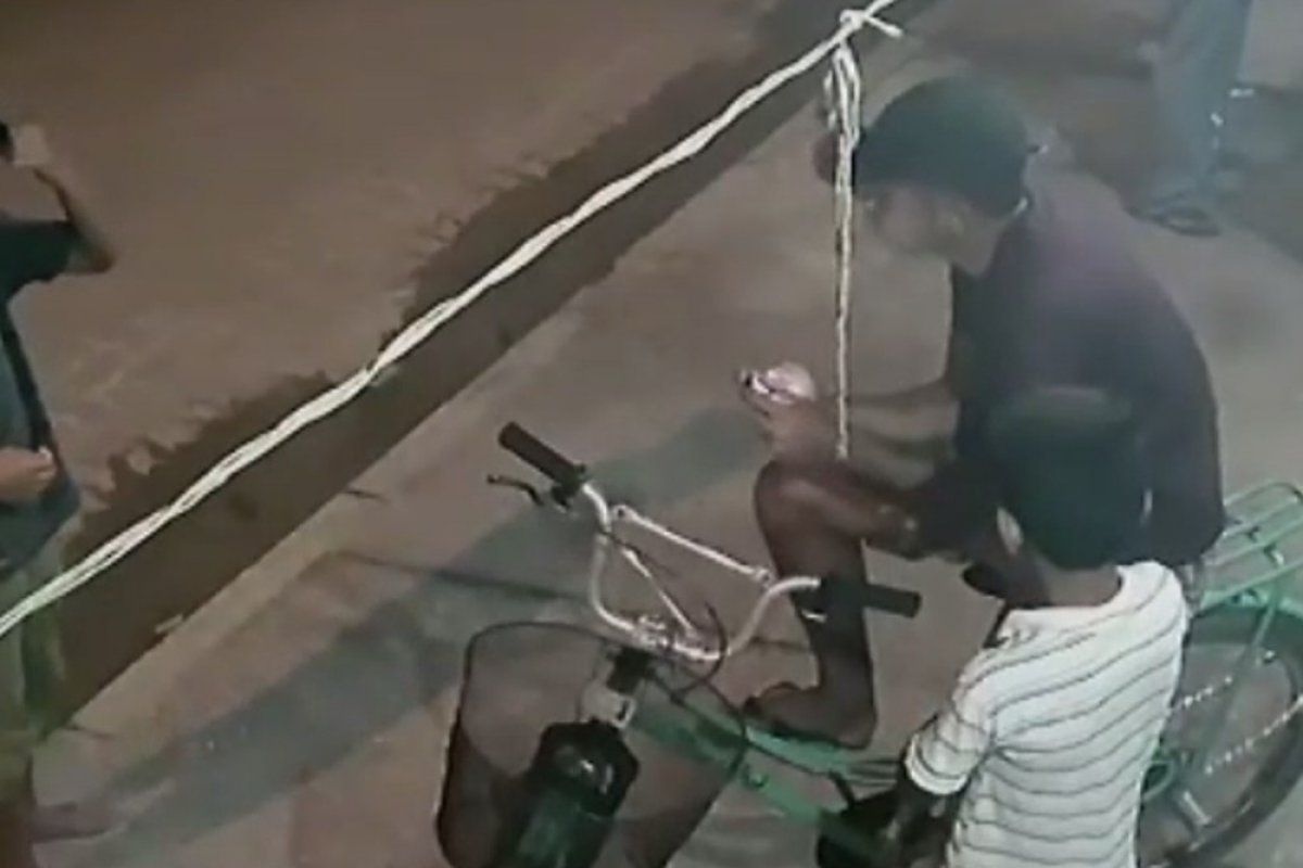 Homem pede celular emprestado de criança e a assalta