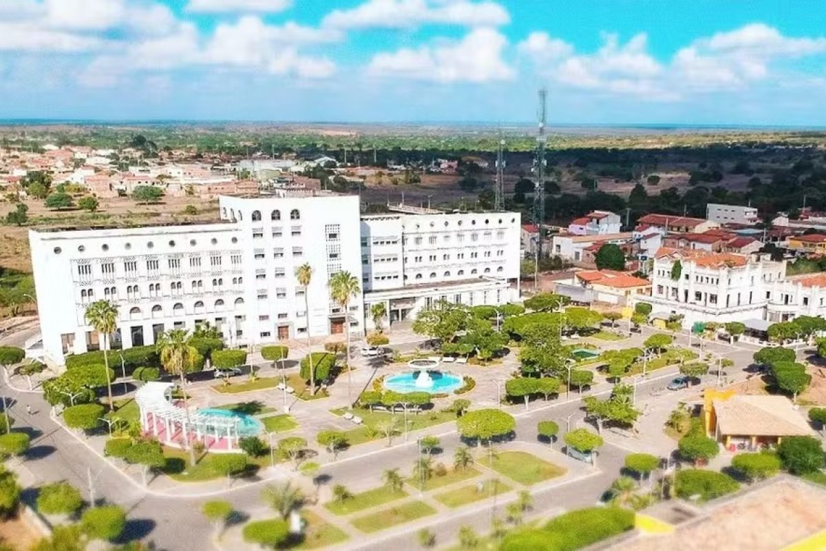 Prefeitura baiana abre seleção com mais de 100 vagas e salários de até R$ 11 mil