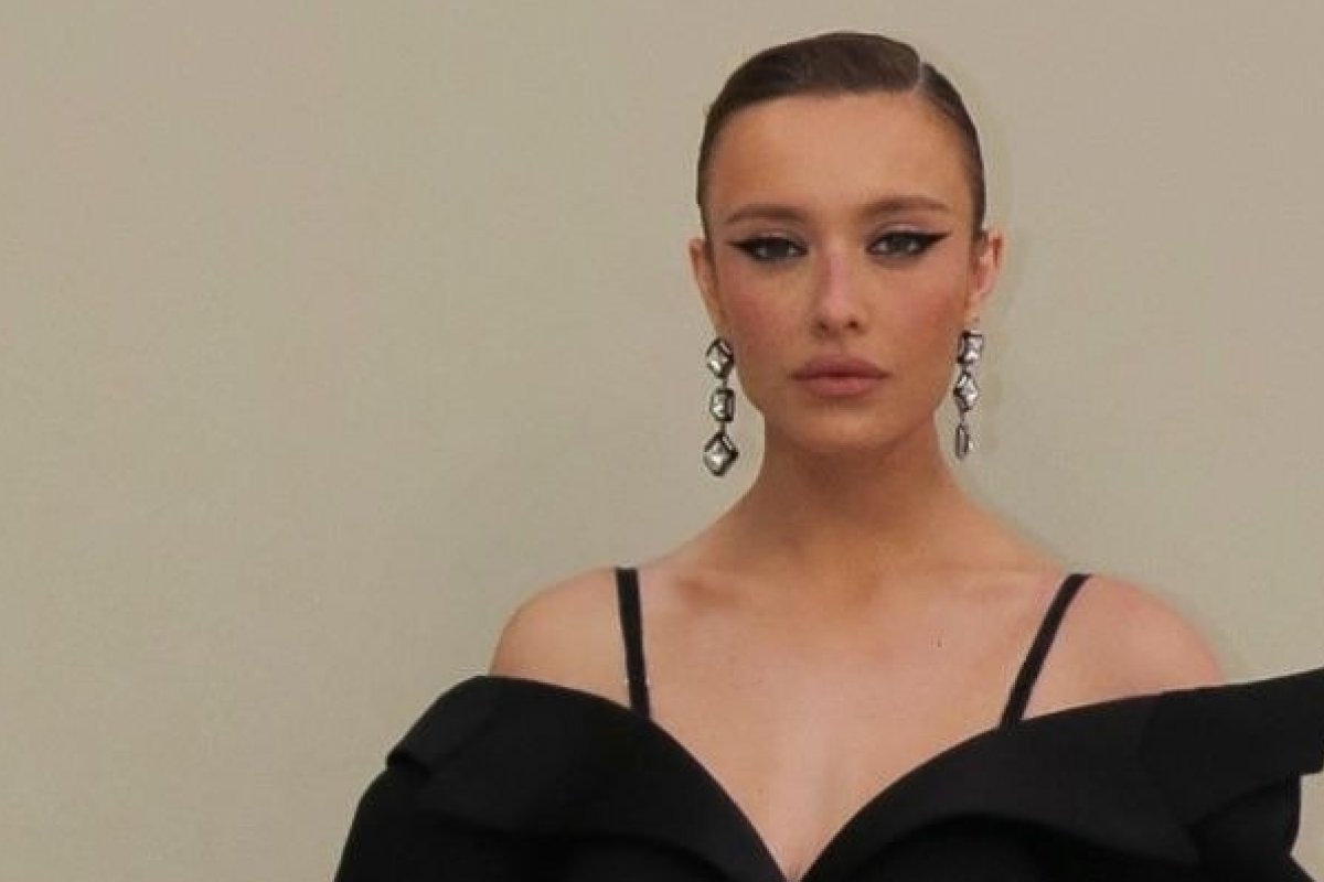 Maria Braz aposta em elegância contemporânea para desfile da Givenchy na Paris Fashion Week! 