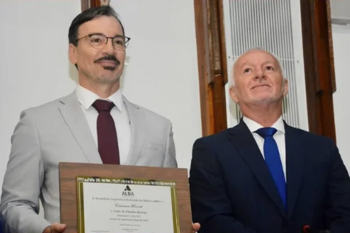 Emerson Ferretti destaca diversidade e amor pela Bahia em discurso na ALBA