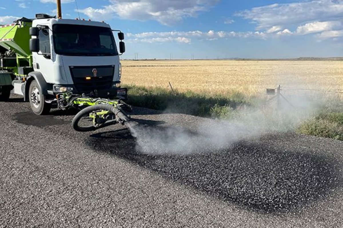 Caminhão tapa buracos em dois minutos com um funcionário no Canadá