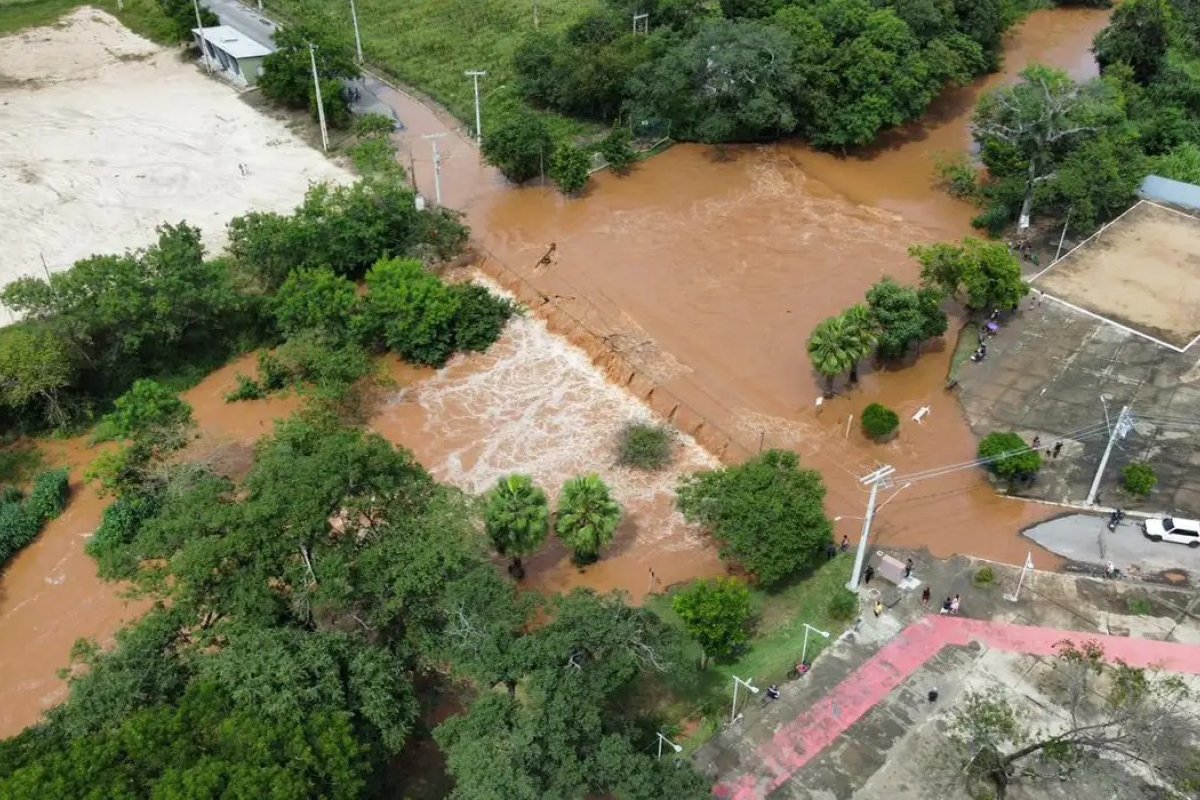 Moradores afetados por enchentes em MG terão auxílio de R$ 7.300