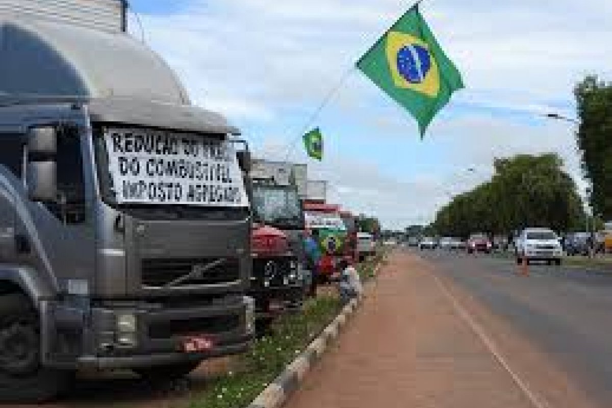 Parte dos caminhoneiros cobra categoria em ato do dia 15