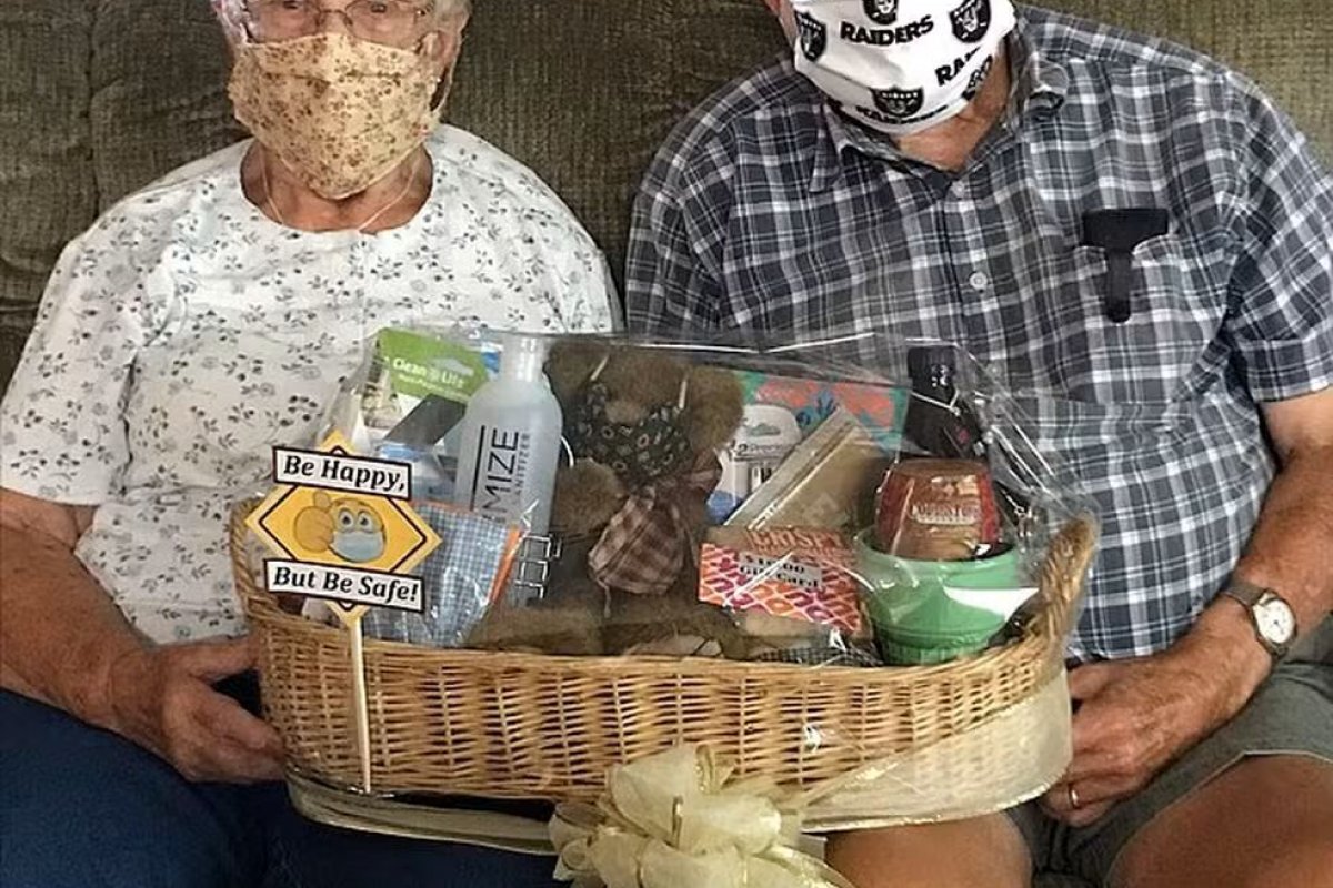 Após acidente de carro, casal de idosos morre de mãos dada em hospital