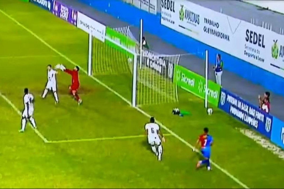 Time é eliminado do Campeonato Amazonense após árbitro marcar pênalti por goleiro defender com as mãos