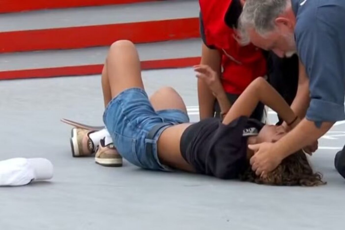 Vídeo: Rayssa Leal cai em manobra, se machuca e termina Mundial de Skate fora do pódio