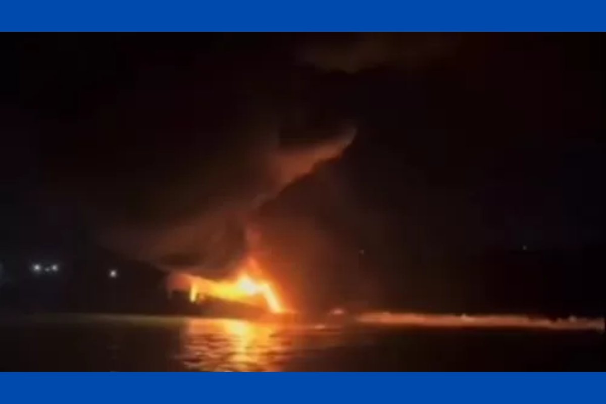 Vídeo: lancha pega fogo e deixa feridos na Marina de Aratu, em Salvador