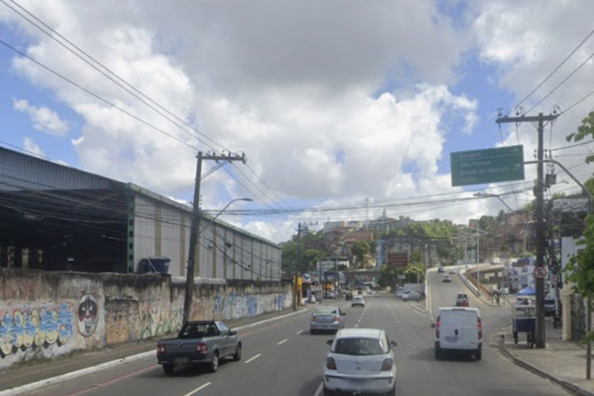 Corpo é encontrado dentro de carro de compras na Avenida Jequitaia em Salvador 
