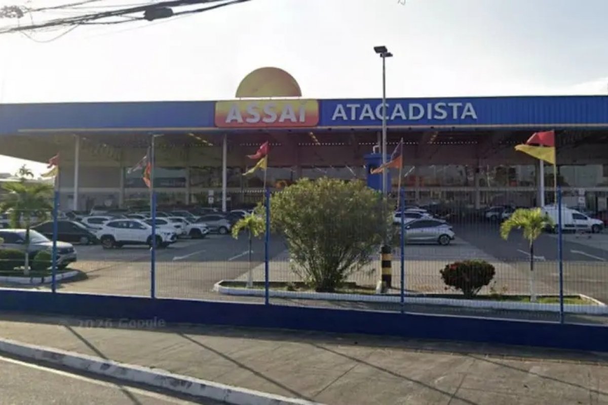 Justiça determina que Assaí informe paradeiro de cães comunitários retirados de unidades em Salvador e Lauro de Freitas; multa pode chegar a R$80 mil