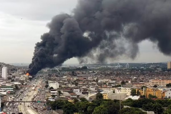[Incêndio de grandes proporções atinge galpão no Rio de Janeiro]