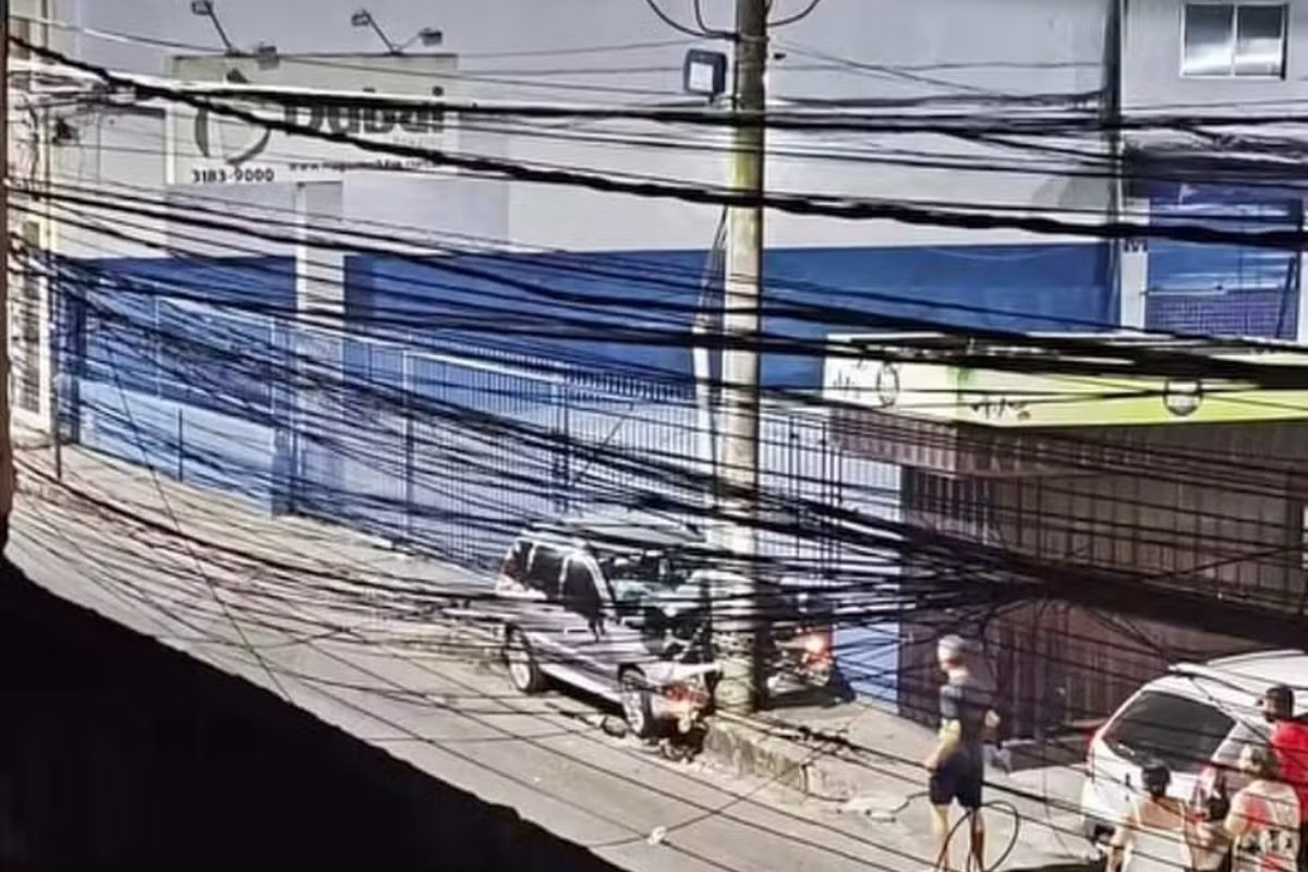 Mãe e filho morrem após carro bater em poste no bairro do Uruguai