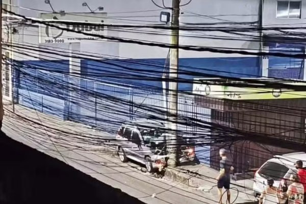 [Mãe e filho morrem após carro bater em poste no bairro do Uruguai]