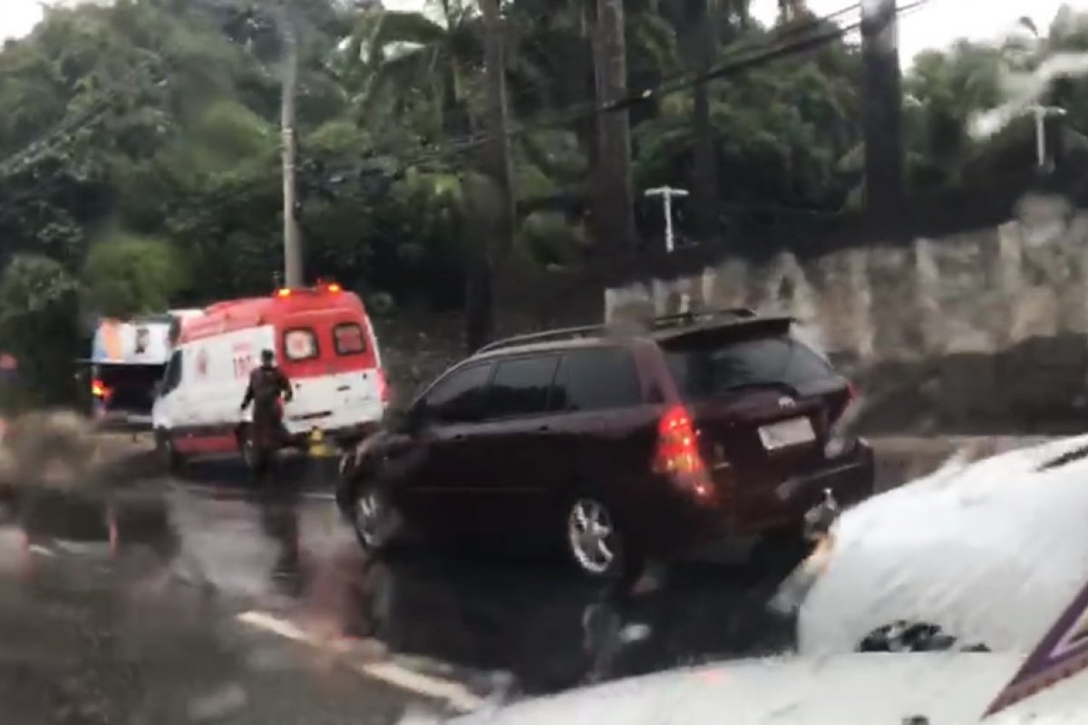 Mulher é atropelada na Av. Juracy Magalhães, em Salvador