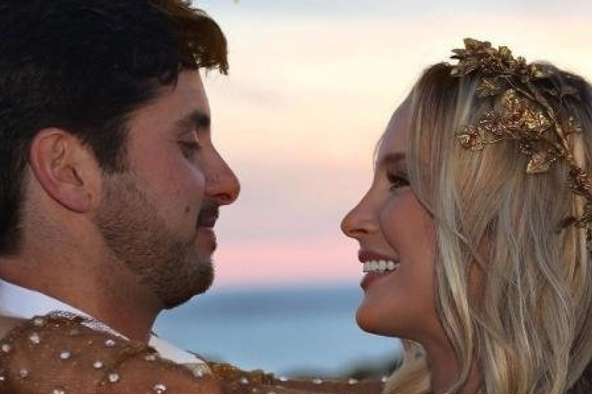 Claudia Leitte celebra 13 anos de casamento com postagem na web