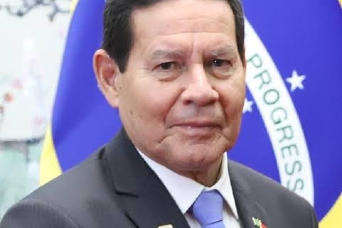 Hamilton Mourão confirma presença na festa da CNN Brasil