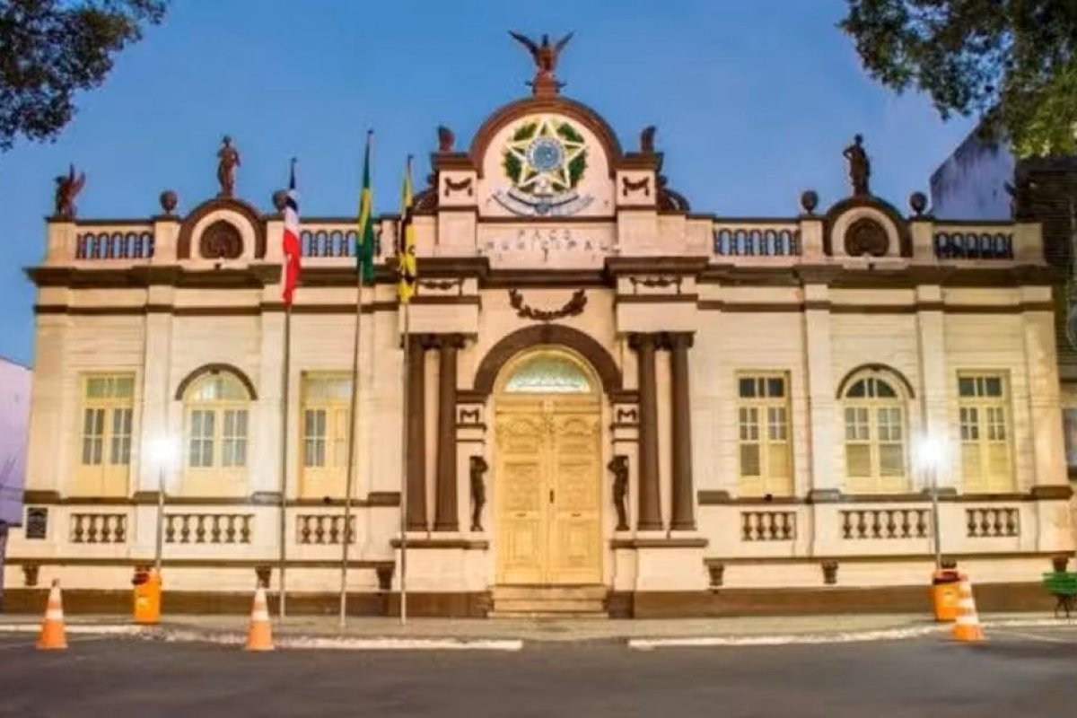 Quatro estudantes ficam feridos após parte do piso da Prefeitura de Cruz das Almas ceder 