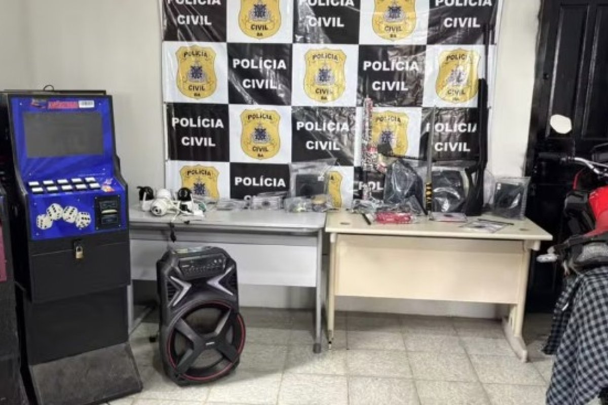 Armas, drogas e equipamentos de jogatina são confiscados com grupo criminoso durante operação