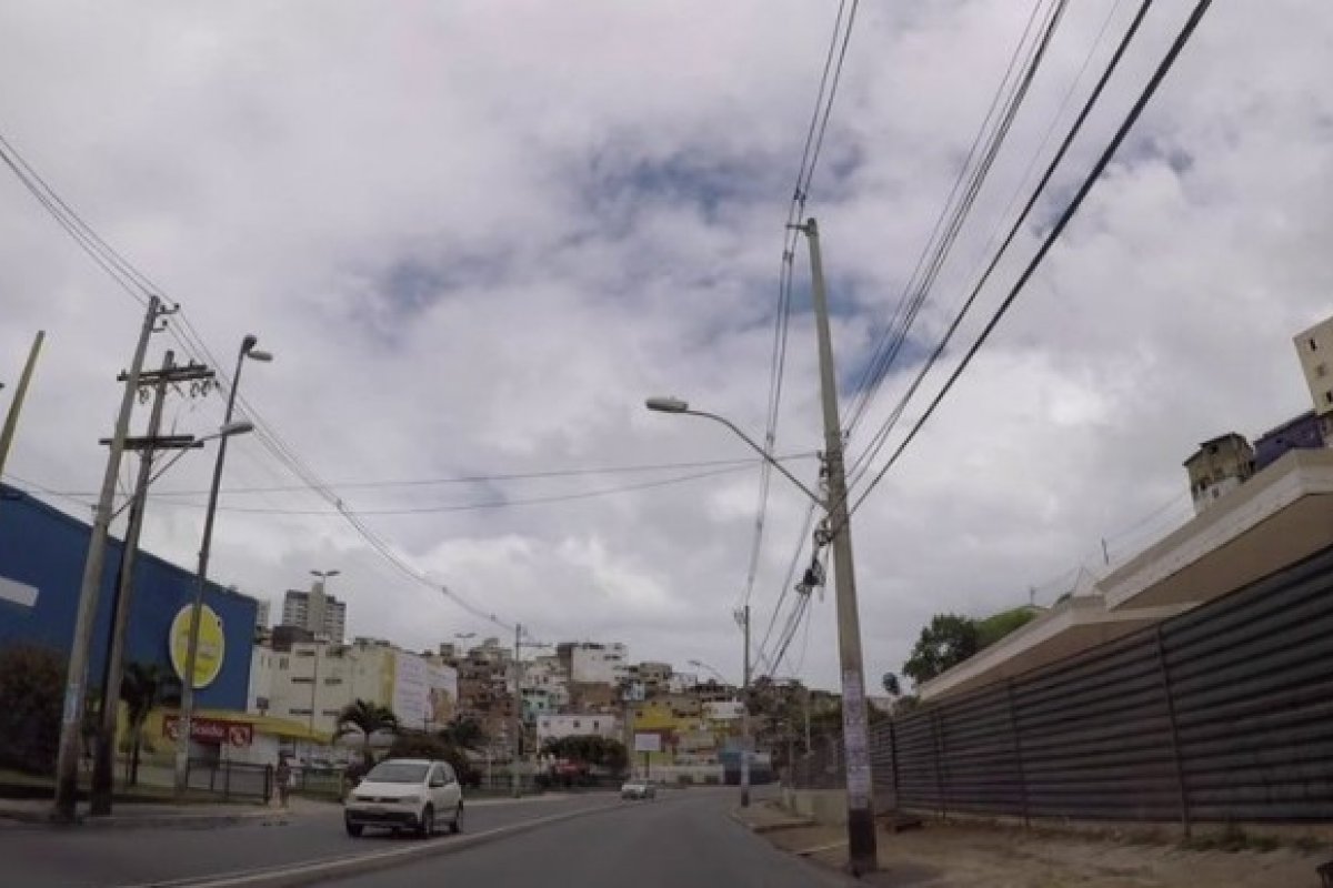 Homem é executado a tiros no meio de avenida movimentada em Salvador