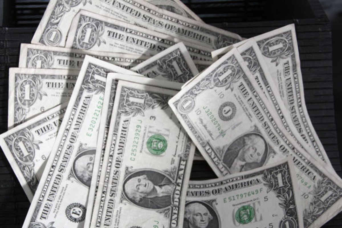 Dólar fecha estável e Ibovespa sobe após liberação de reservas de petróleo por países ricos