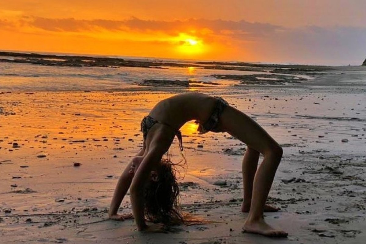 Gisele Bündchen mostra filha fazendo yoga
