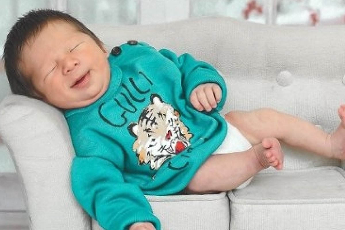 Fofurômetro! Jake, filho de Pyong, posa no sofá 'assistindo' ao pai no BBB 20