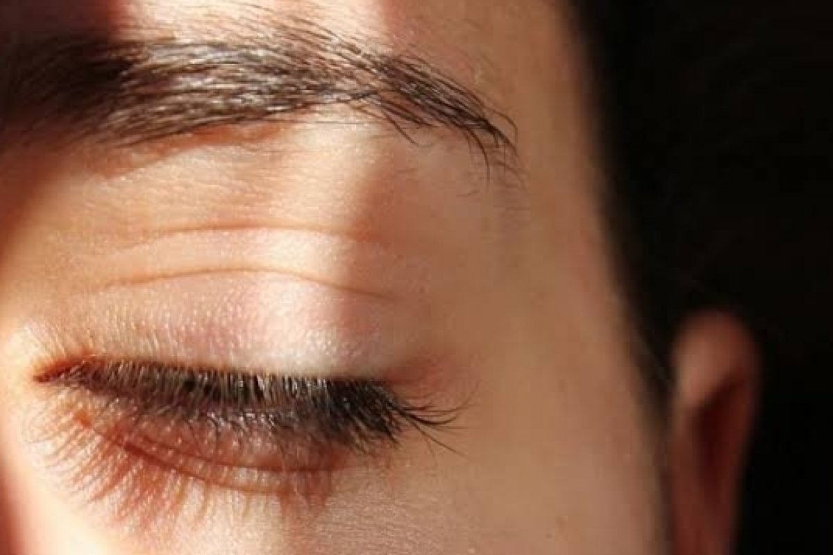 Atenção: Lentes de contato podem levar à queda da pálpebra